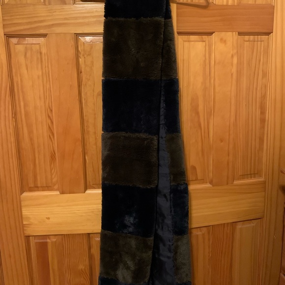 bebe extra long faux fur scarf/wrap w color blocking, NWT - Picture 5 of 6